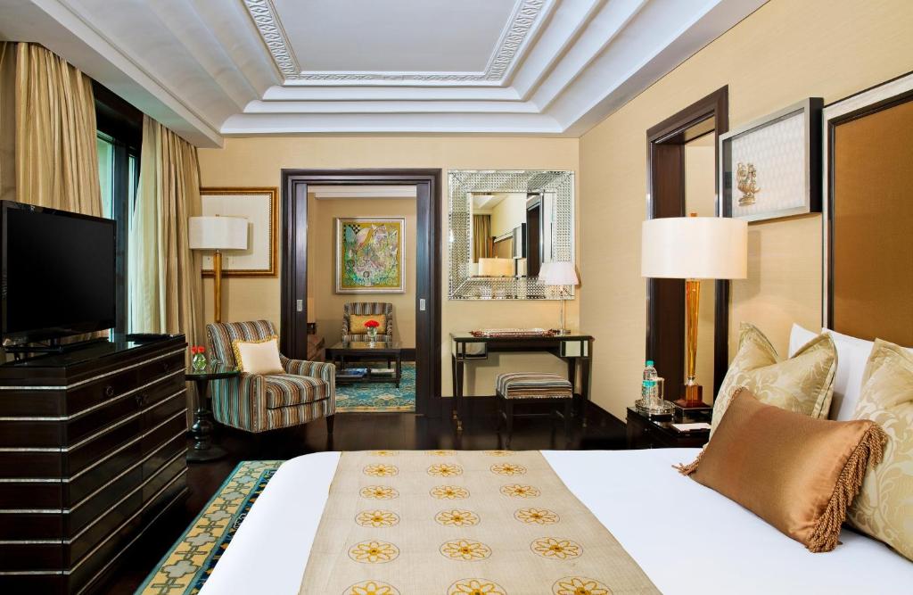 TV a/nebo společenská místnost v ubytování The Leela Palace Chennai