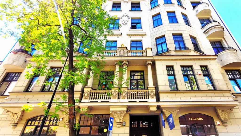 un gran edificio blanco con un reloj en él en Central Station Hostel, en Varsovia