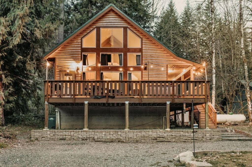 duży drewniany dom z dużym tarasem w obiekcie 02GS - Hot Tub - WiFi - D W - WithD - Sleeps 8 home w mieście Glacier