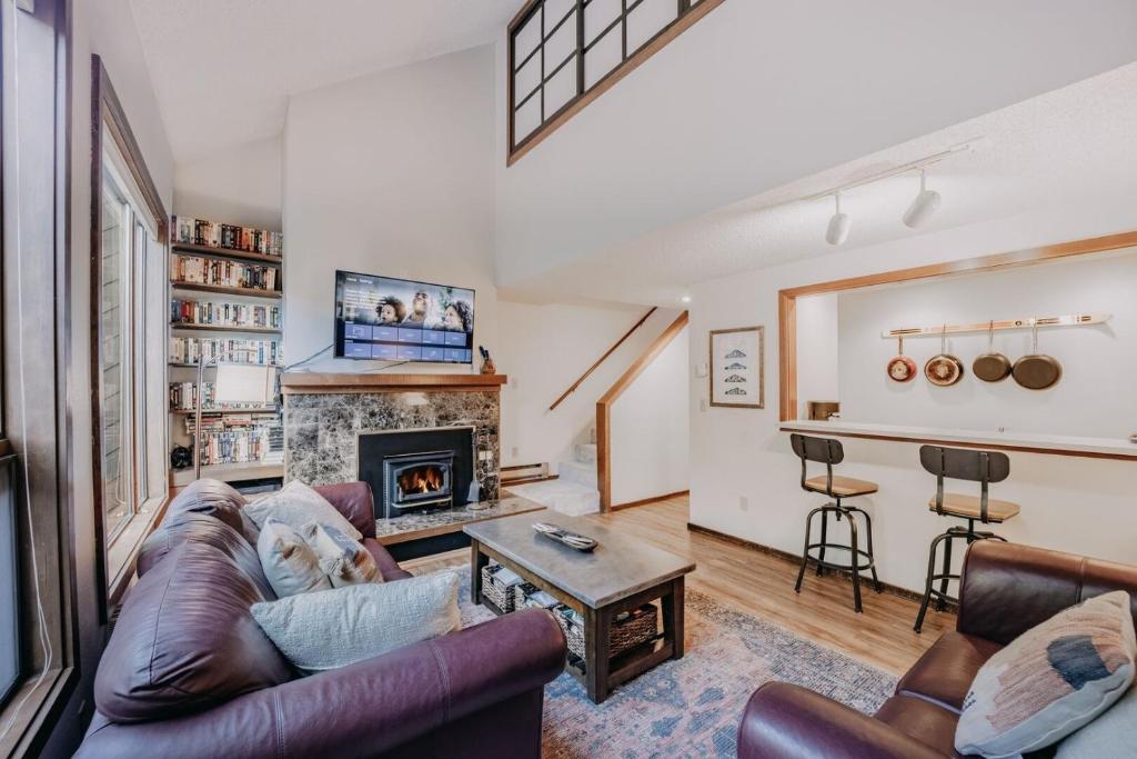 ein Wohnzimmer mit Couch und Kamin in der Unterkunft 55SW - Fireplace - D W - WithD - Sleeps 4 condo in Glacier