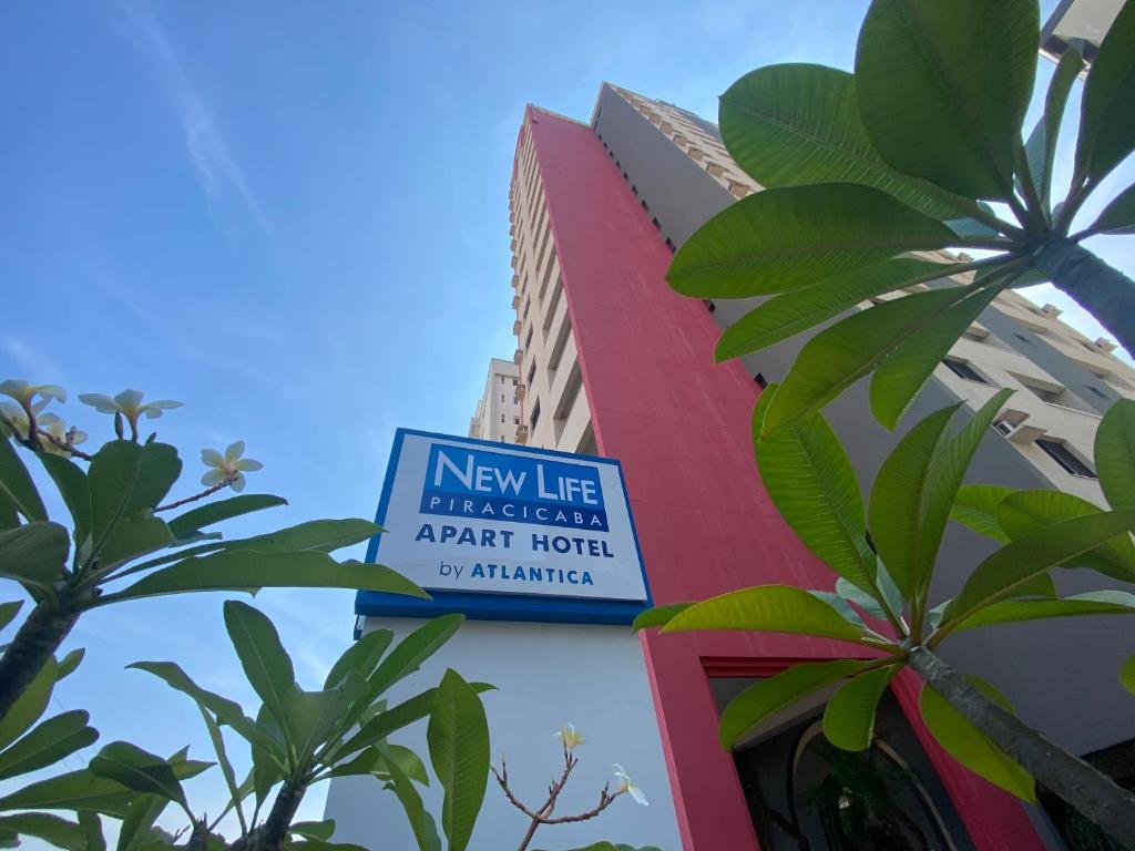 a sign on the side of a building at New Life Piracicaba by Atlantica in Piracicaba