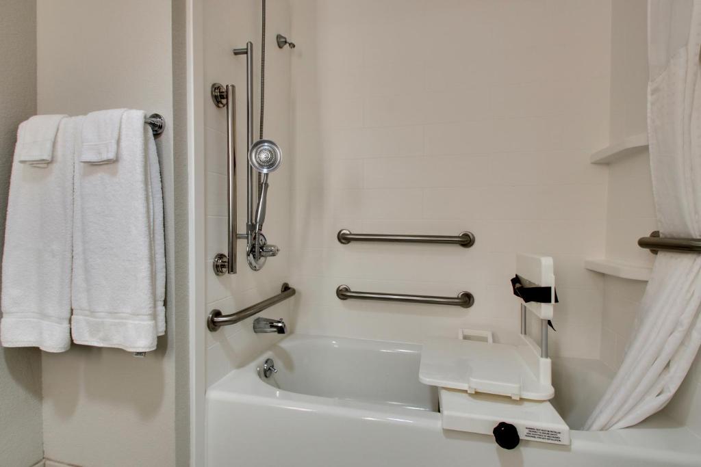 Holiday Inn Express Hotel & Suites Cedar Rapids I-380 at 33rd Avenue by IHG - Kamer Met Queensize Bed - Toegankelijk Voor Gehoor