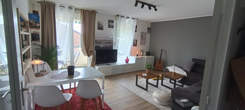 een woonkamer met een witte tafel en een bank bij Stylish 1-bedroom flat with beautiful terrace , for a cosy Retreat in Straatsburg