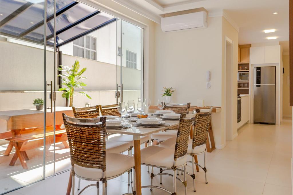 comedor con mesa y sillas en Apartamento com Terraço a 300m da Praia em Itapema P1771, en Itapema