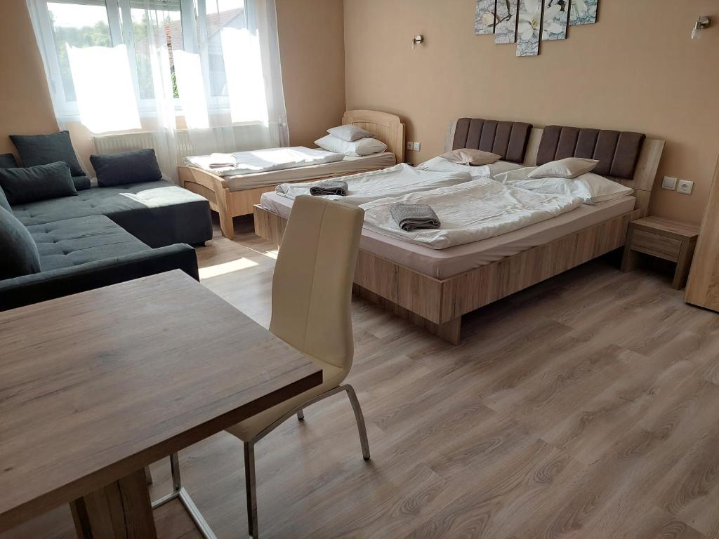 Postel nebo postele na pokoji v ubytování Oázis Vendégház és Appartman
