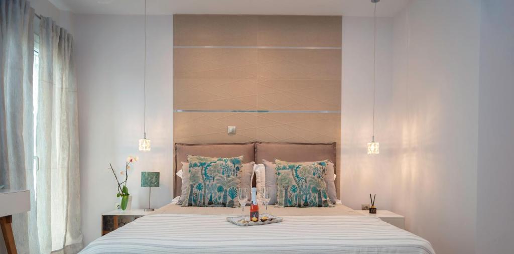 Postel nebo postele na pokoji v ubytování SM Luxury Penthouse Corfu
