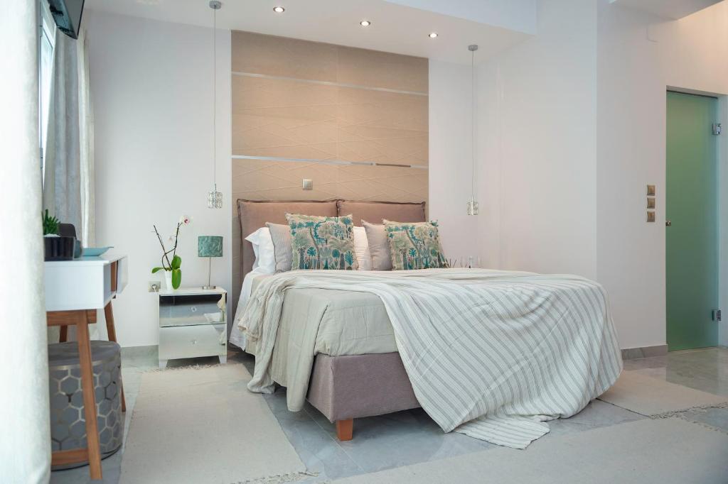 sypialnia z dużym łóżkiem z drewnianym zagłówkiem w obiekcie SM Luxury Penthouse Corfu w mieście Ágios Rókkos