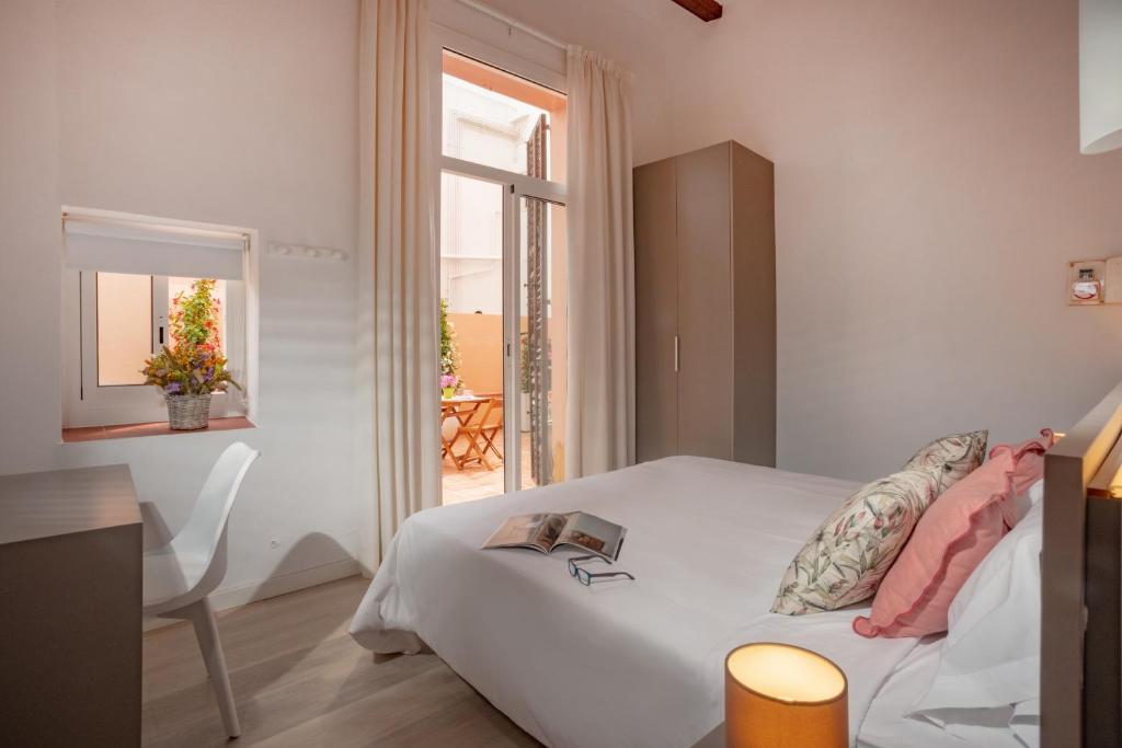 Postel nebo postele na pokoji v ubytování Antonios Hostal