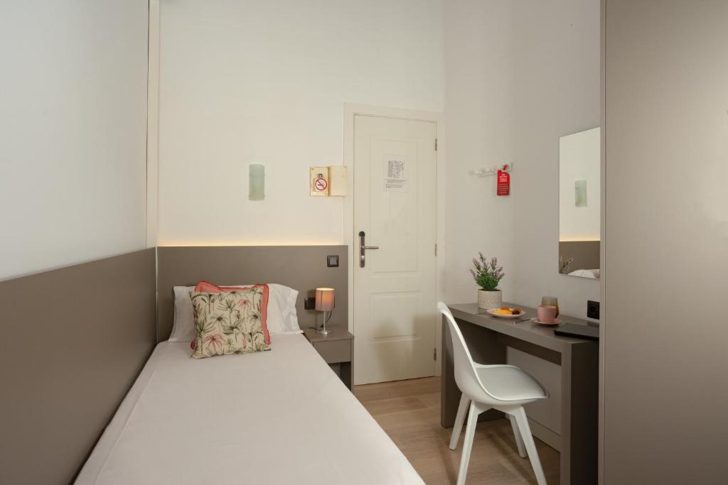 Postel nebo postele na pokoji v ubytování Antonios Hostal