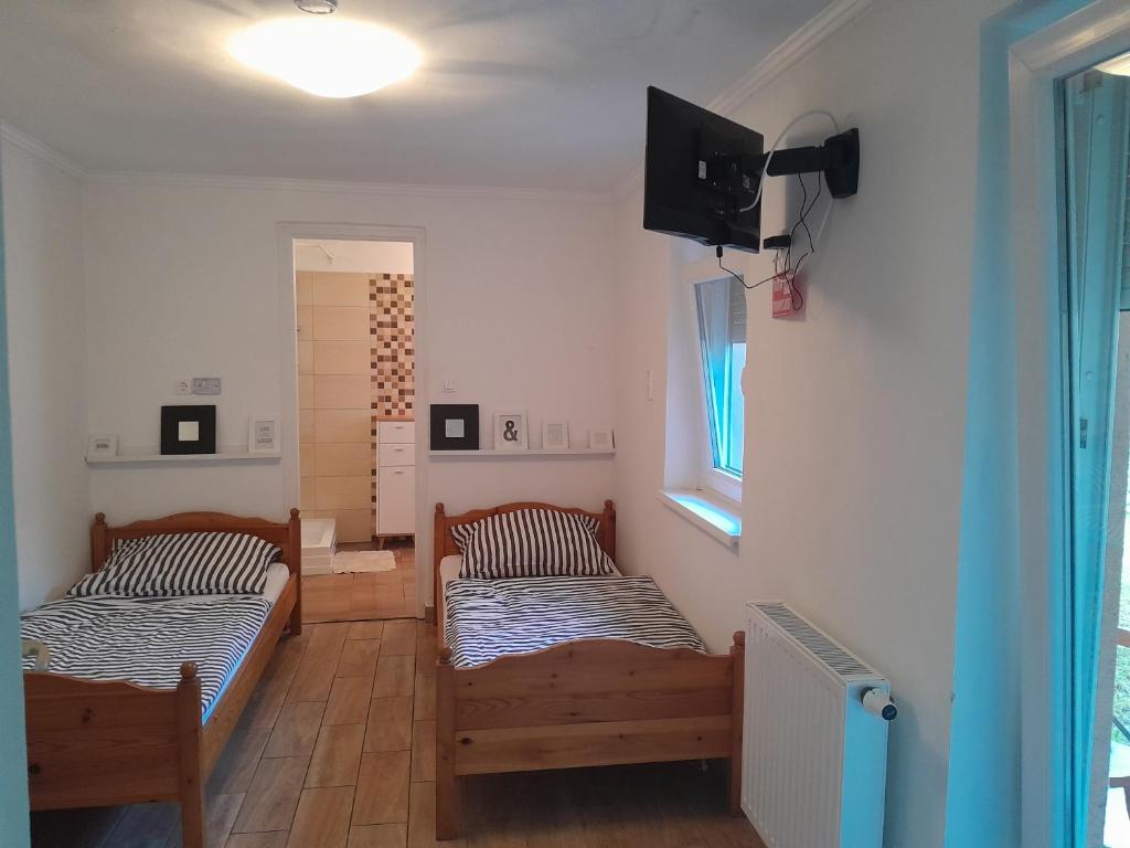 Posteľ alebo postele v izbe v ubytovaní Vörösmarty Apartman