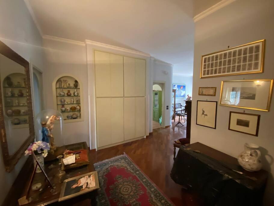 una sala de estar con una gran pared blanca en B&G large and bright apartment en Cava deʼ Tirreni