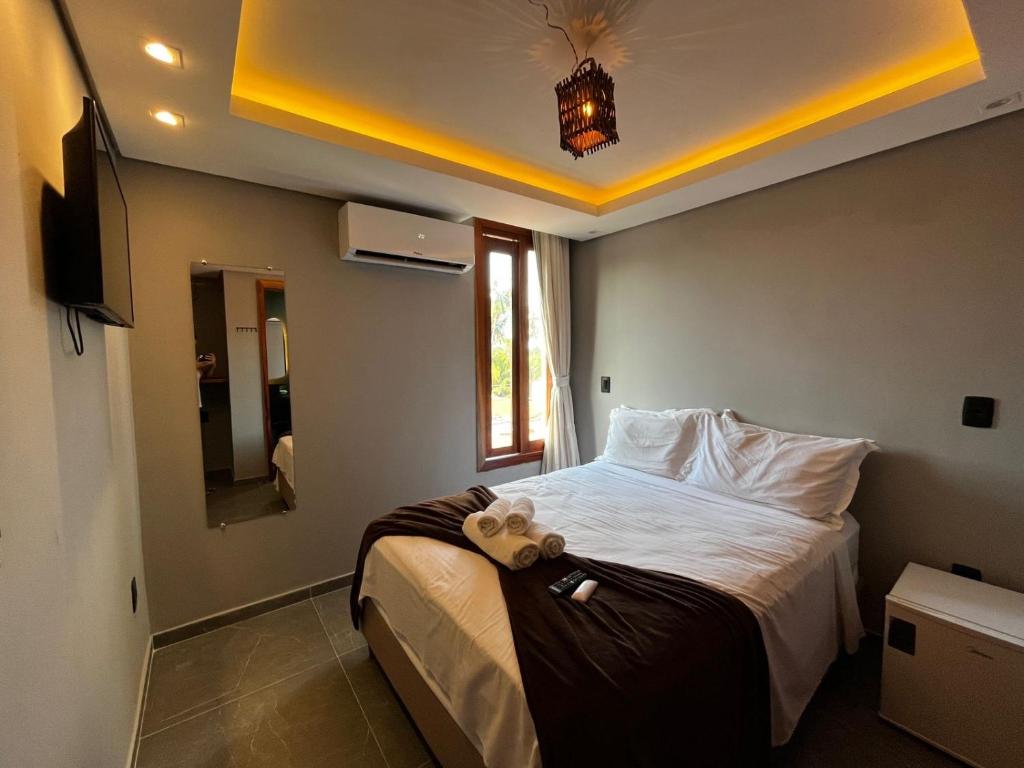 Un dormitorio con una cama con un osito de peluche. en Milos Hotel Icaraizinho, en Icaraí