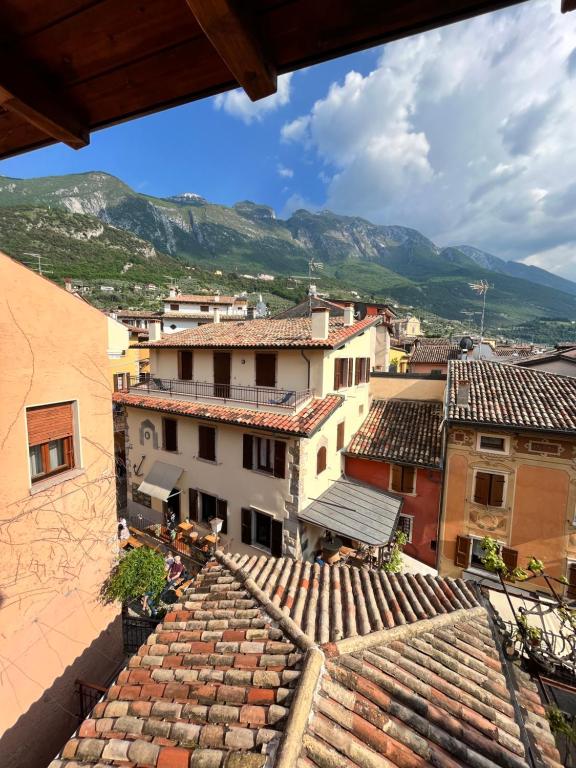 - une vue depuis le toit d'une ville dans l'établissement Casa Margheritina, à Malcesine