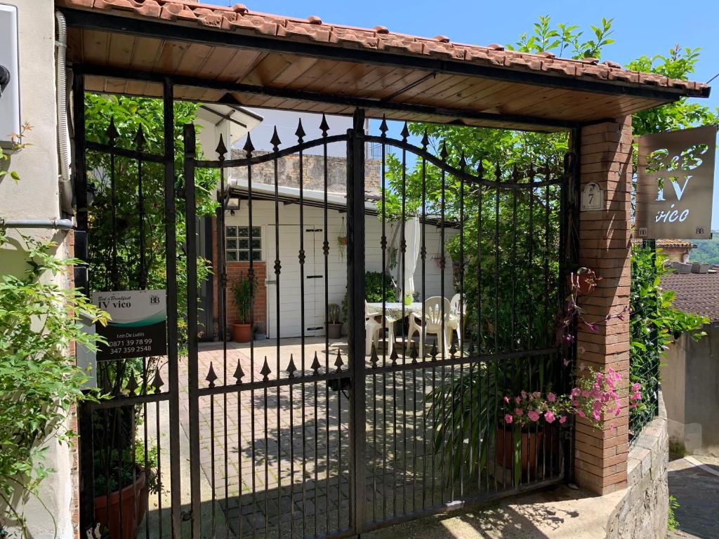 an iron gate with a brick fence at B&B IV Vico in Miglianico