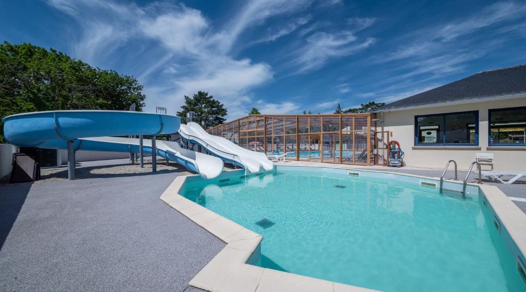 Bazén v ubytování Camping Paradis d'Arvor nebo v jeho okolí