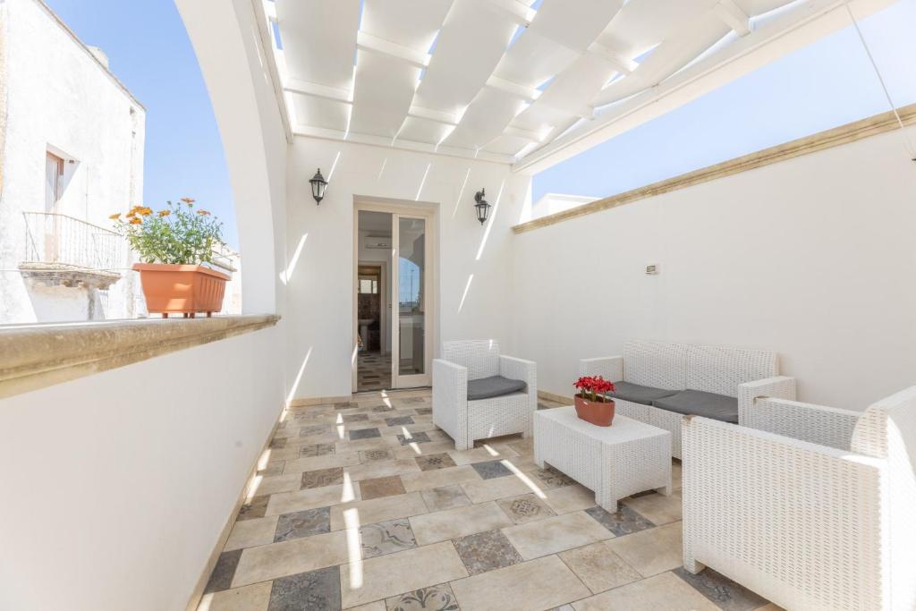 sala de estar con paredes blancas y techo en Dimora il Castello, en Racale