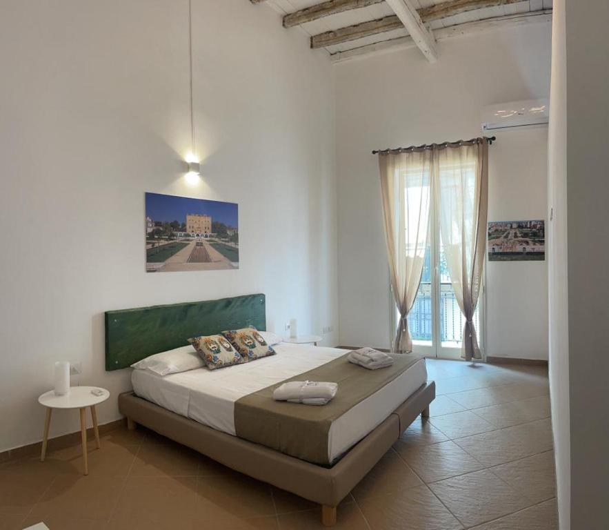 1 dormitorio con 1 cama grande en una habitación blanca en Sweet Life en Palermo