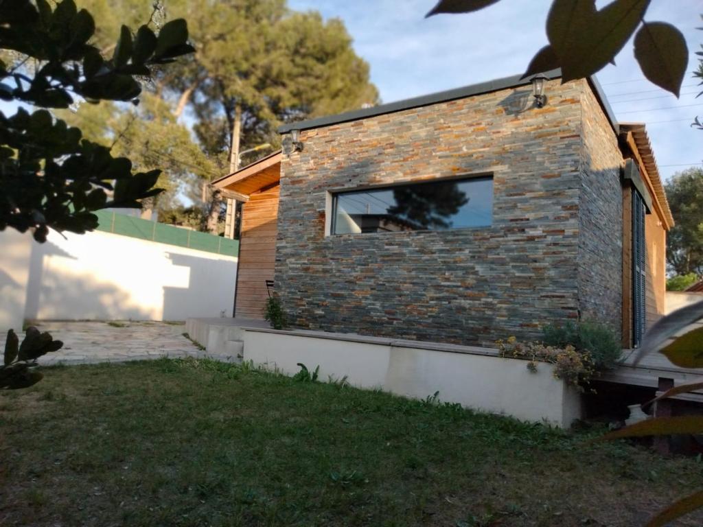 uma casa de tijolos com uma janela do lado em Cabanon Fabrin em Saint-Mitre-les-Remparts