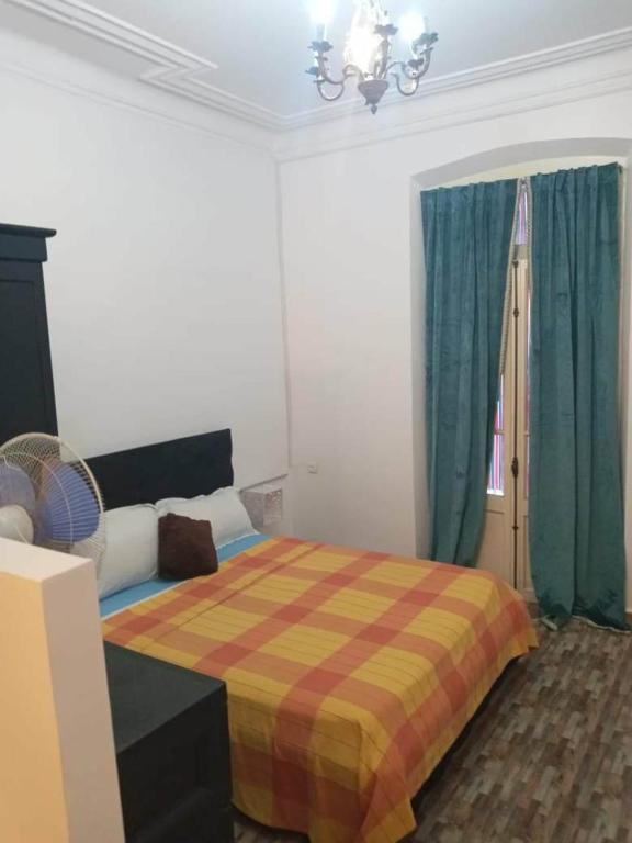 1 dormitorio con cama y sofá en STUDIO BASSE CASBAH, en Kasbah