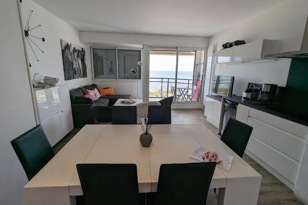 60m beachfront - with lovely terrace - Housity
