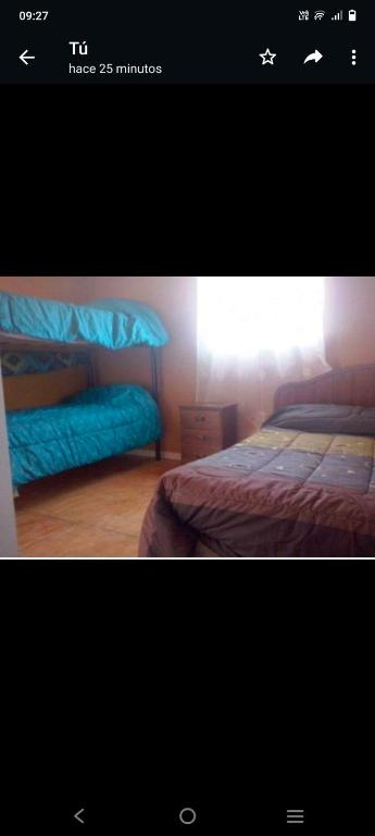 ein Bild eines Schlafzimmers mit zwei Betten darin in der Unterkunft Cabañas El Milagro in Coquimbo