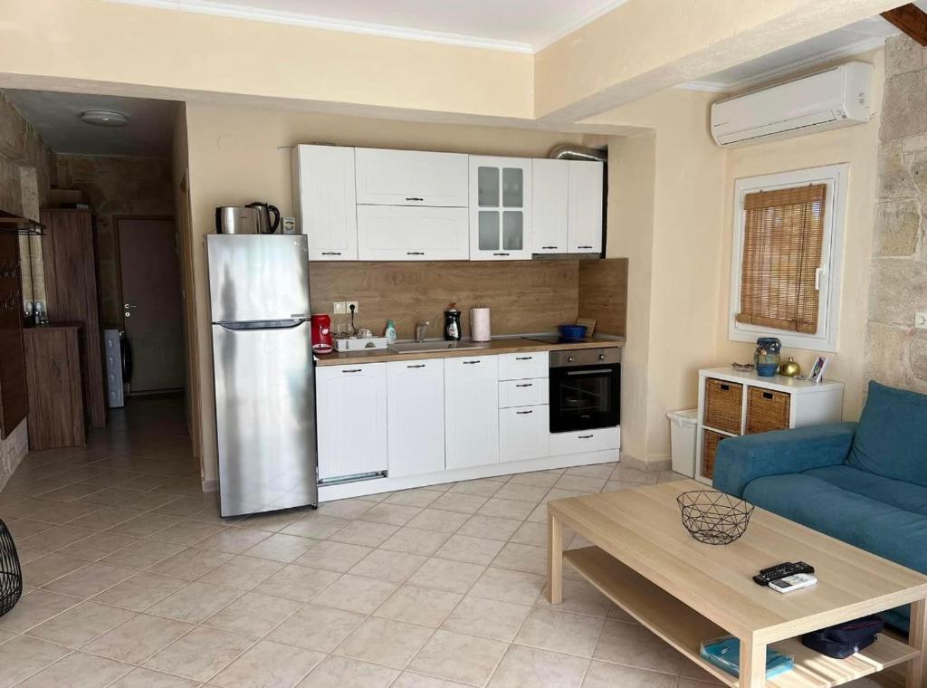 uma cozinha com um frigorífico de aço inoxidável numa sala de estar em 2-Стаен Апартамент em Ignatievo