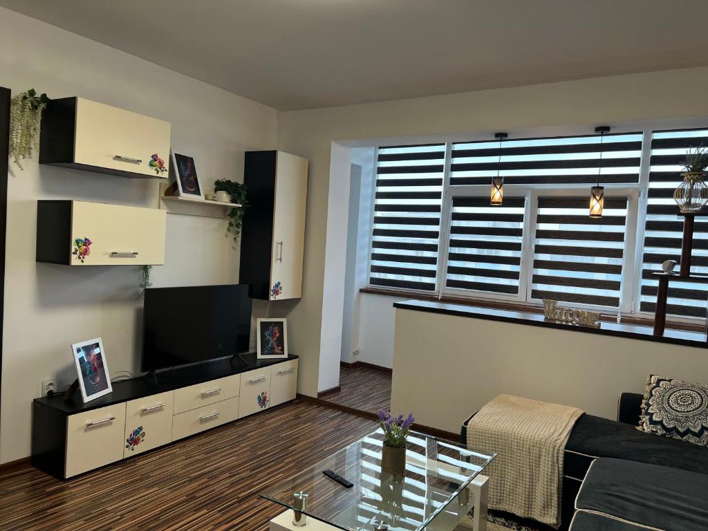 a living room with a couch and a television at Apartament ultramodern cu 2 camere in Onești