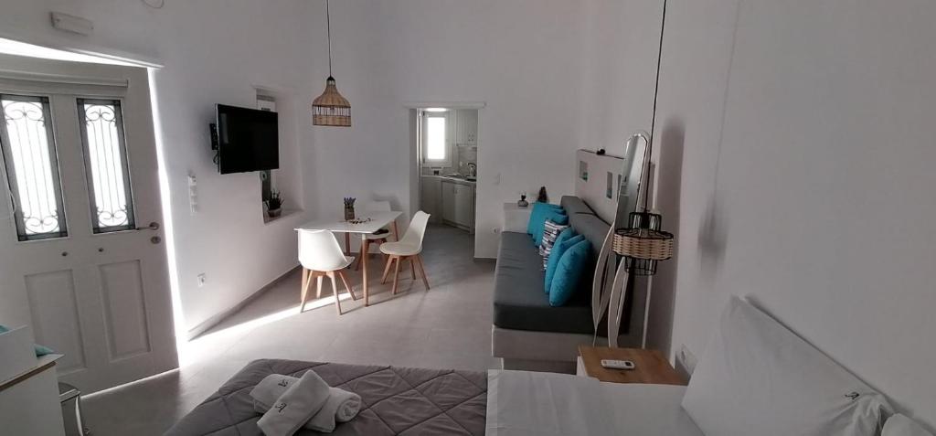 TV a/nebo společenská místnost v ubytování Angel Maisonette and Studio