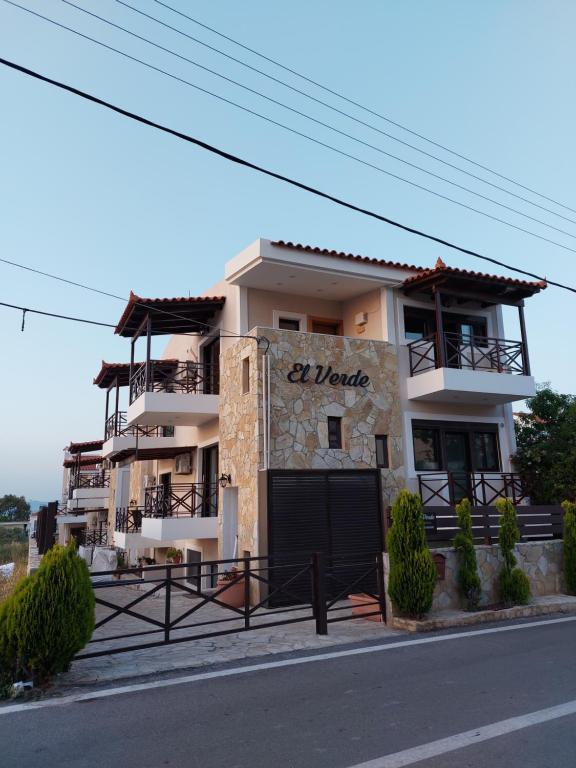 un edificio con un cartel en el costado en El Verde Apartments, en Skala