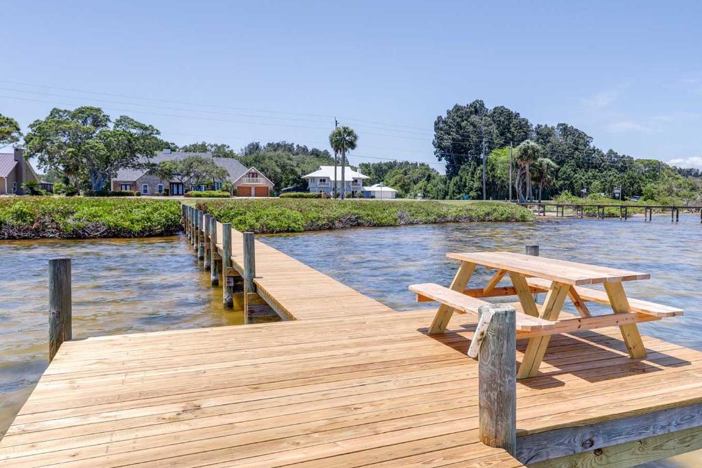 muelle de madera con mesa de picnic en el agua en Florida Vacation Rental with Private Pool and Dock!, en Merritt Island