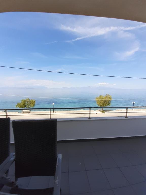 クシロカストロにあるSea Front Luxury Maisonetteの海の景色を望むバルコニー(椅子付)