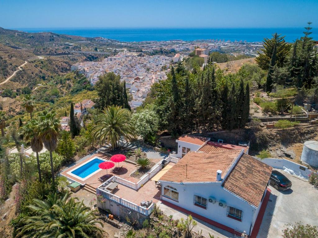 una vista aérea de una casa con piscina en Casa Girasol en Torrox