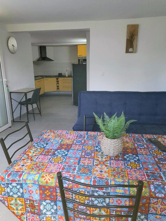 Kuchyň nebo kuchyňský kout v ubytování Logement Campagne Coquelicots Plaisance