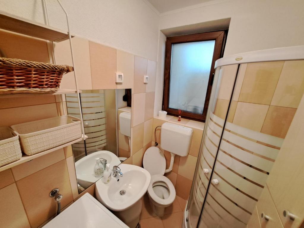 małą łazienkę z toaletą i umywalką w obiekcie Meressa Nina&Leo Studio Apartments w mieście Novigrad