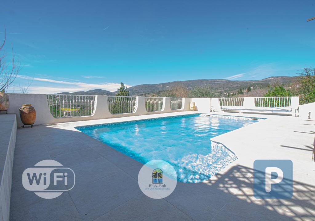 basen z widokiem na góry w obiekcie Maison Fesch, vue panoramique, 120m2, Piscine, 3ch w mieście Fayence