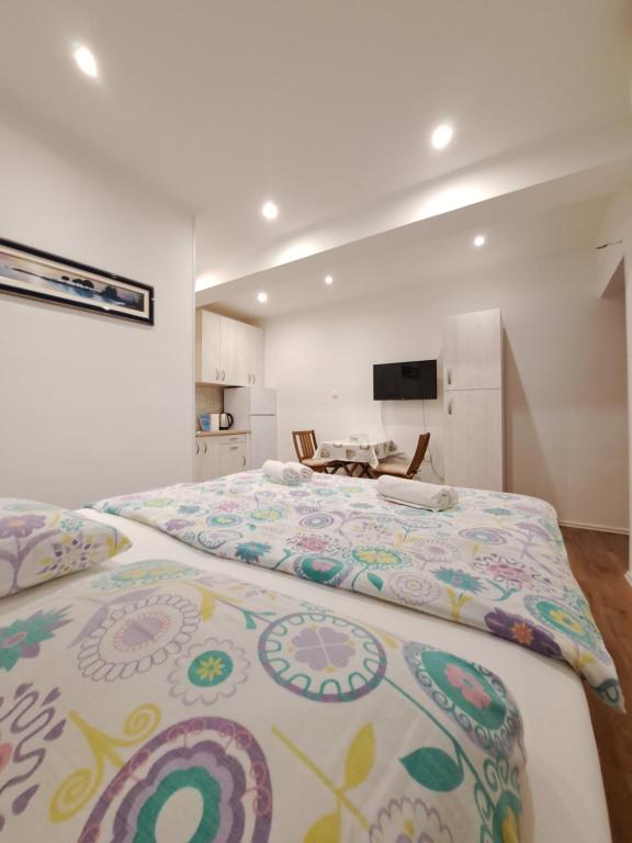 Łóżko lub łóżka w pokoju w obiekcie Meressa Nina&Leo Studio Apartments