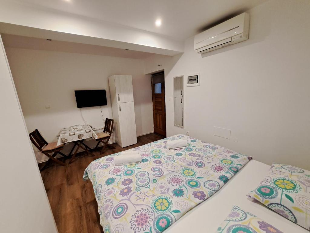 Łóżko lub łóżka w pokoju w obiekcie Meressa Nina&Leo Studio Apartments