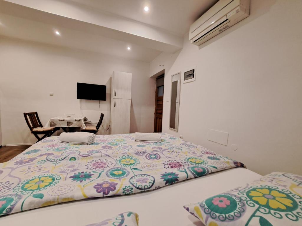 Łóżko lub łóżka w pokoju w obiekcie Meressa Nina&Leo Studio Apartments