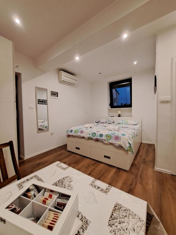 Łóżko lub łóżka w pokoju w obiekcie Meressa Nina&Leo Studio Apartments