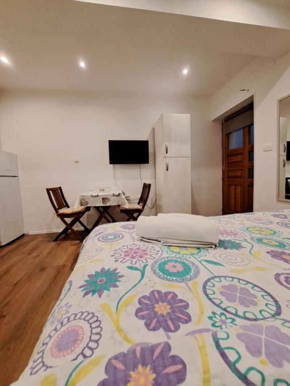 Telewizja i/lub zestaw kina domowego w obiekcie Meressa Nina&Leo Studio Apartments