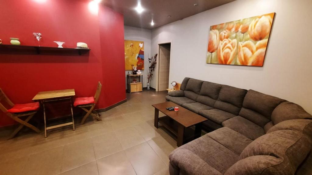 ein Wohnzimmer mit einem Sofa und einem Tisch in der Unterkunft PENTHOUSE Larry in Bukarest