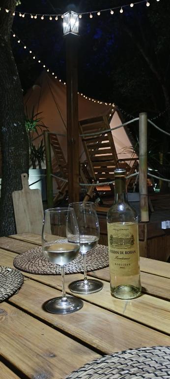 Nápoje v ubytování Évasion en pleine nature, Tipi insolite et Jacuzzi au Pont du Gard !