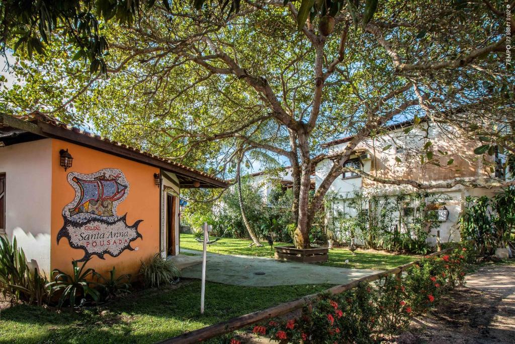 a building with a mural on the side of it at Pousada Galeão Santa Anna in Barra Grande