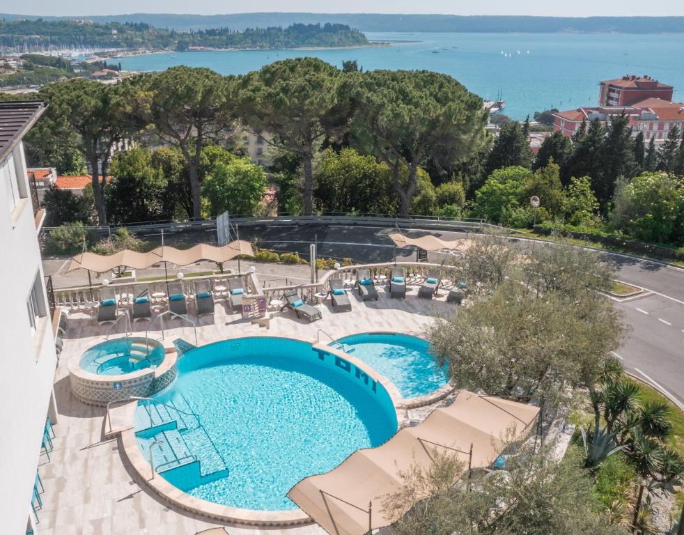Bazén v ubytování Hotel Tomi nebo v jeho okolí