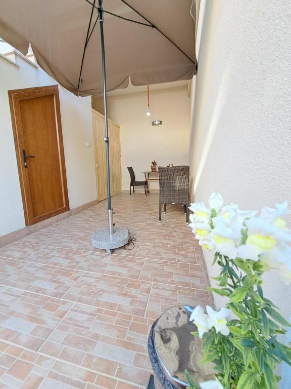 Patio lub wspólna przestrzeń na świeżym powietrzu w obiekcie Meressa Nina&Leo Studio Apartments