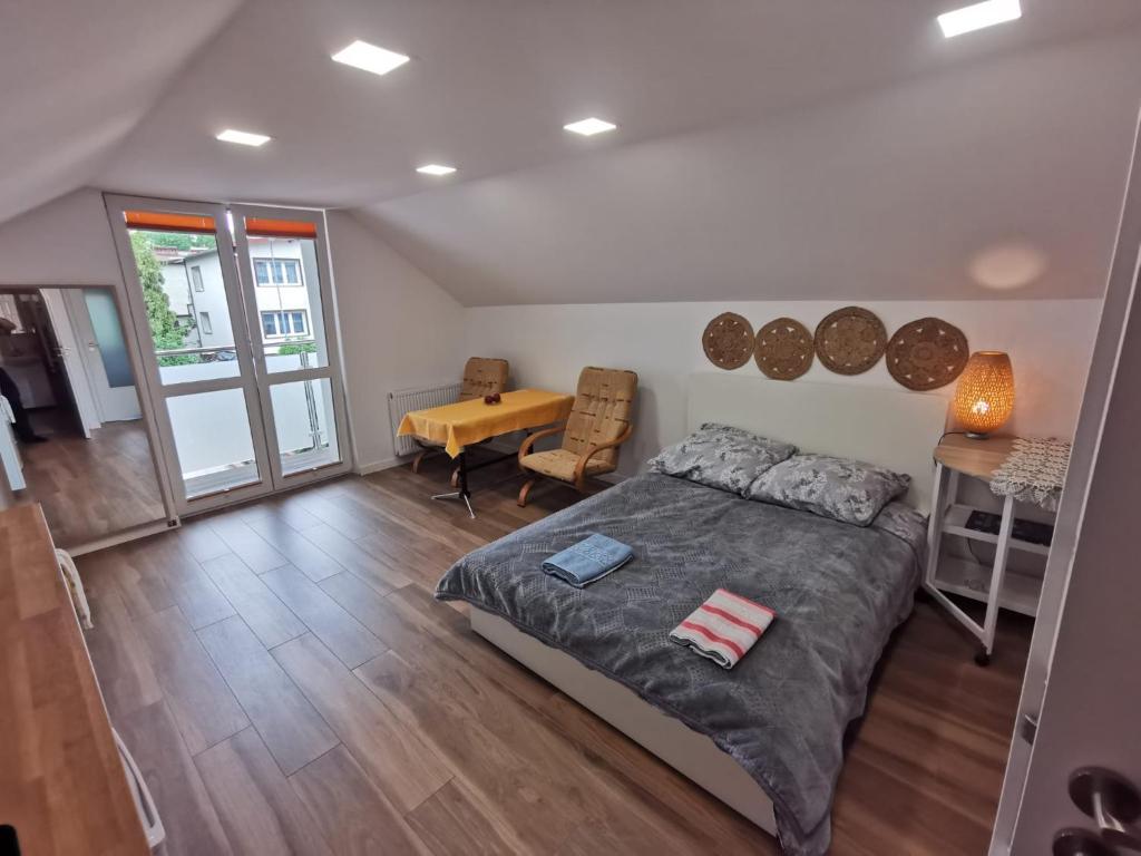 um quarto com uma cama grande e uma mesa em Dach nad głową em Szczecinek
