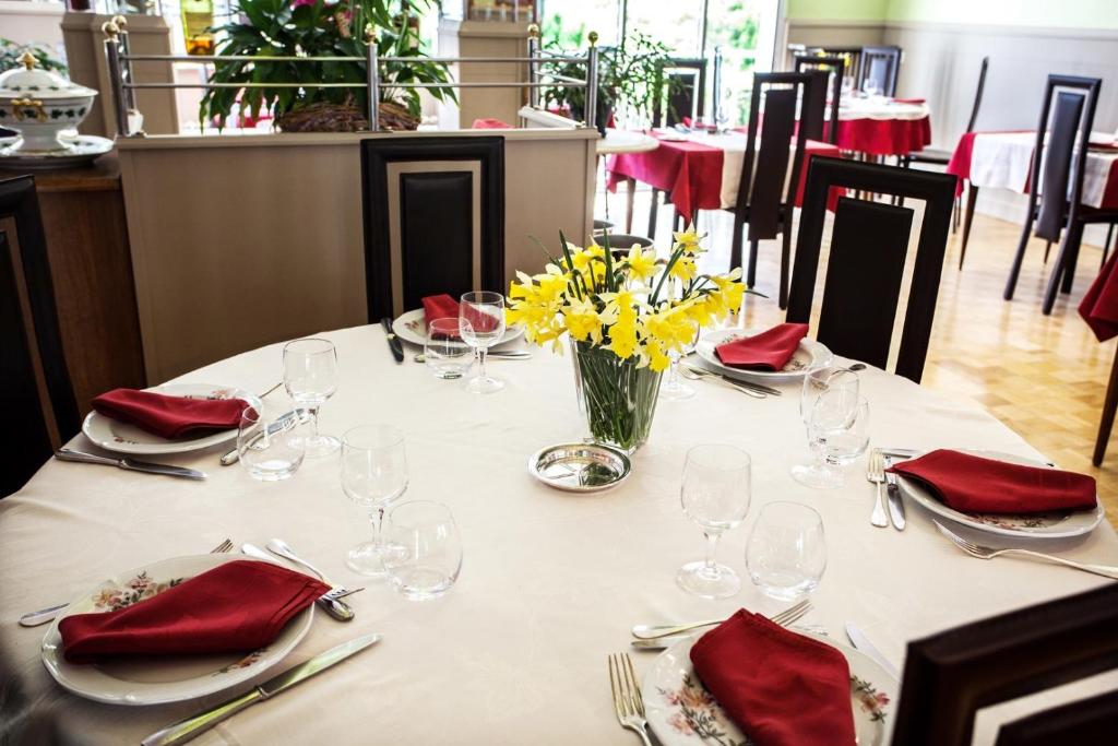 Restaurace v ubytování Hôtel Beauséjour
