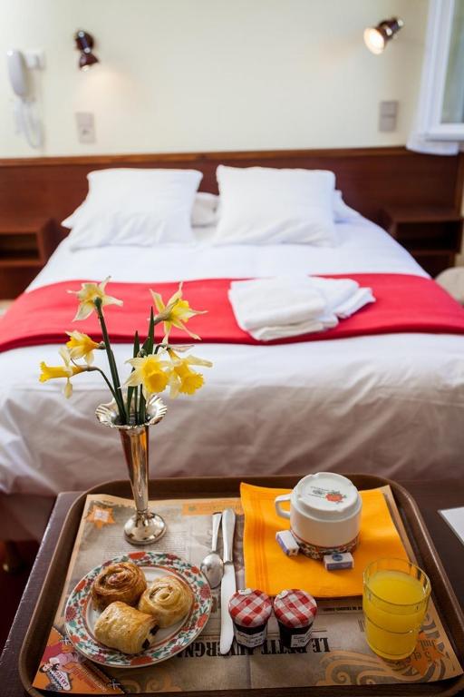 Postel nebo postele na pokoji v ubytování Hôtel Beauséjour
