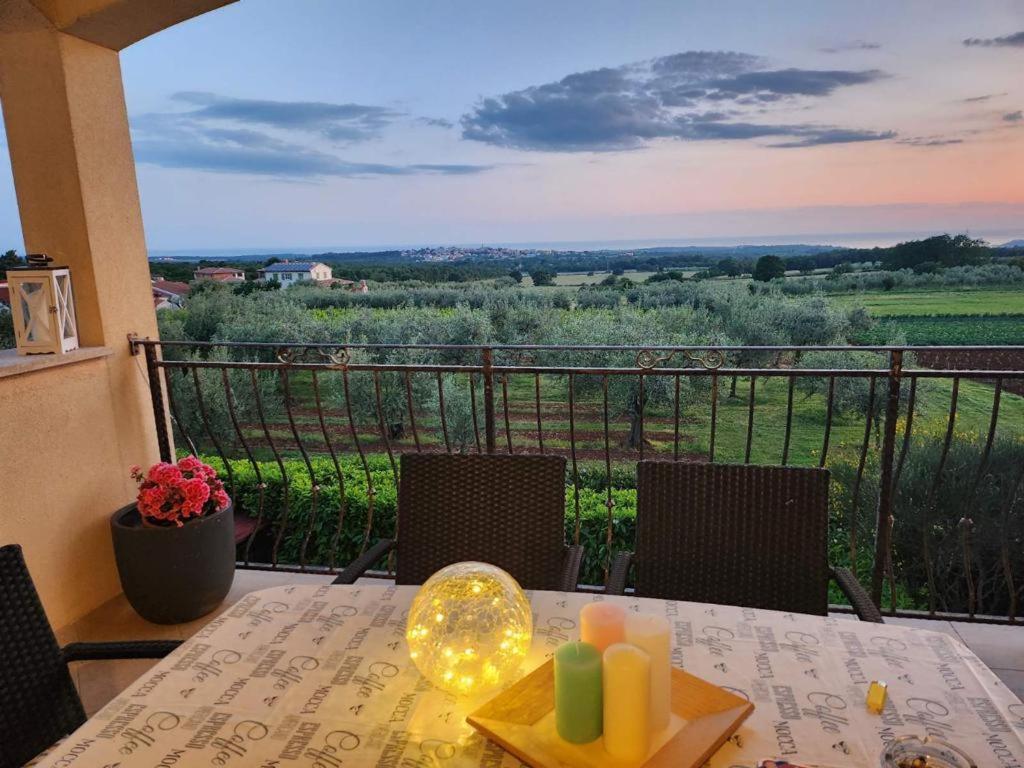 een tafel met een bord eten op een balkon bij APARTMAN MATEO in Rogovići