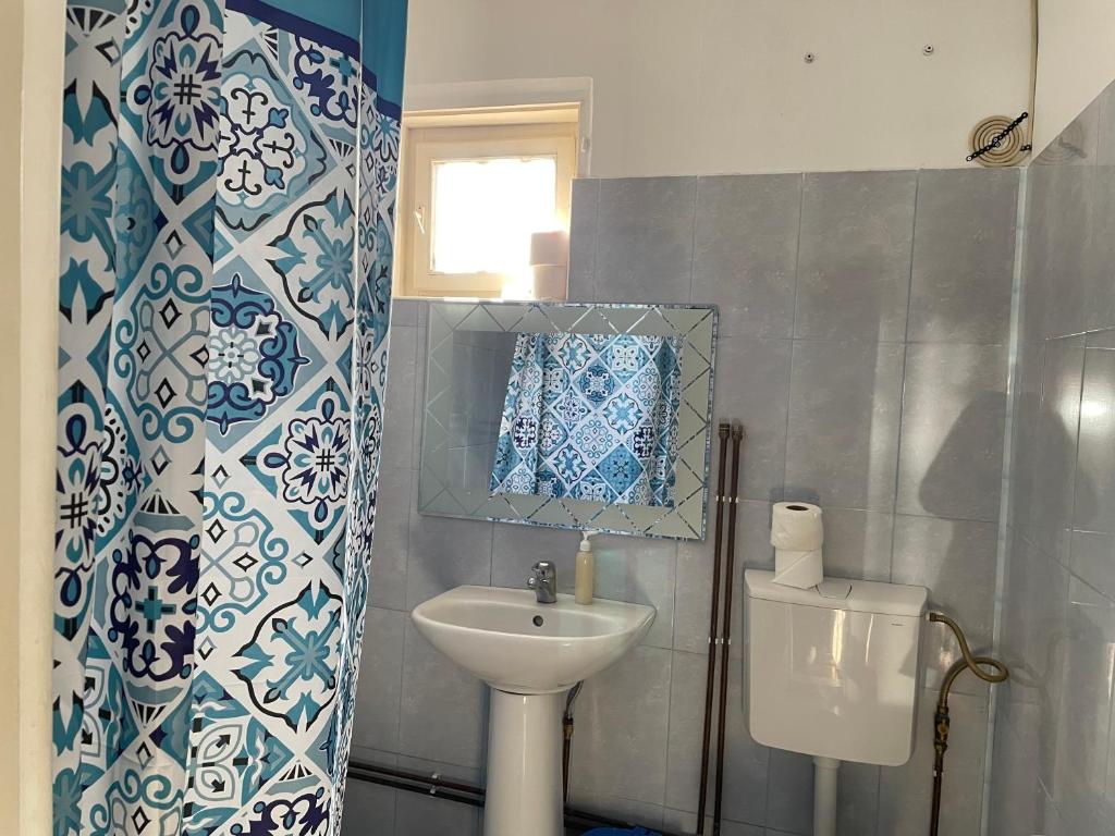 a bathroom with a sink and a toilet at Casa B&amp;P in Costinesti